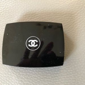 Chanel eye shadow/ombre essentially
